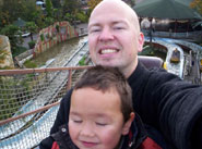 Pappa denkt dat ie zo een mooie foto kan maken, maar ik hou stiekem mijn ogen dicht hihi
